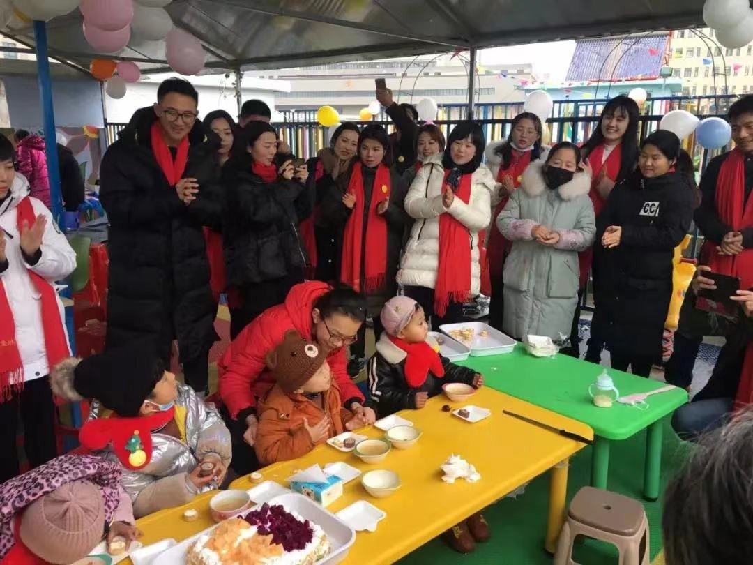 1720598237212 2020年1月13日,志愿服務(wù)隊(duì)和社會(huì)各界愛心人士為“口罩天使們”舉辦集體生日會(huì)