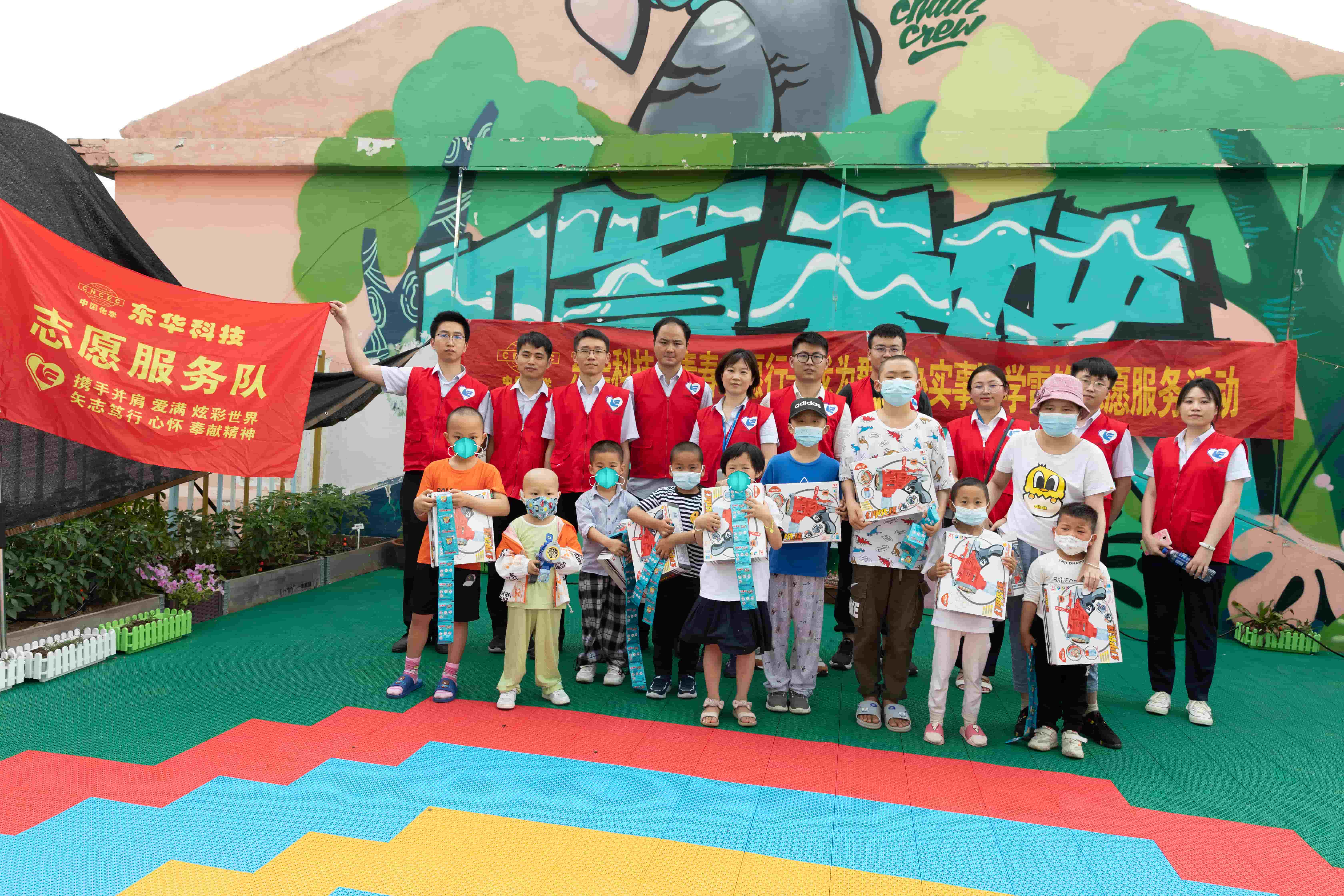 1720598381330 2021年6月1日,藍(lán)鴿志愿服務(wù)隊(duì)陪“口罩天使們”度過六一兒童節(jié)
